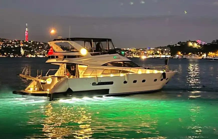 Perfect Choice for Proposals & Celebrations – 26-Person Capacity Yacht 7