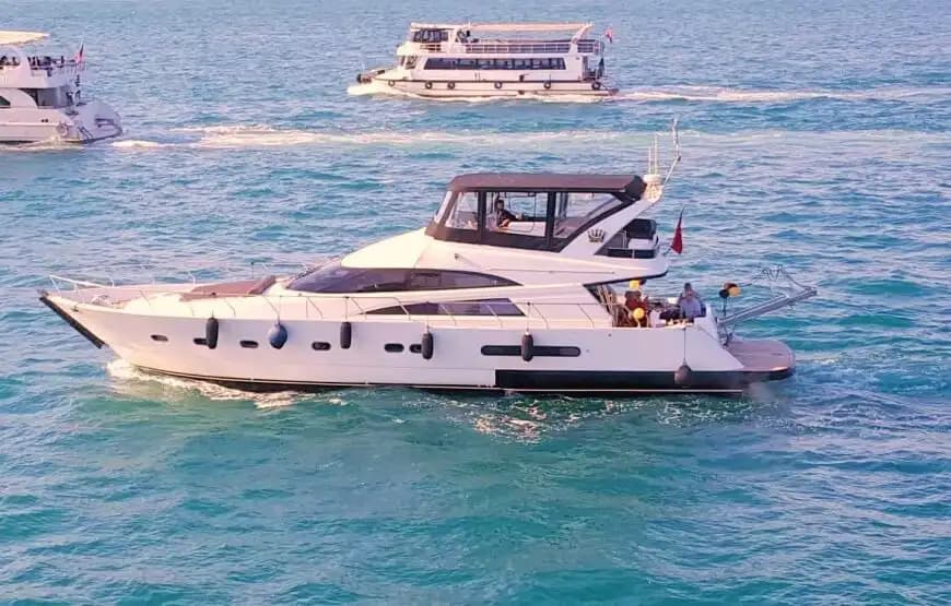 Perfect Choice for Proposals & Celebrations – 26-Person Capacity Yacht 6
