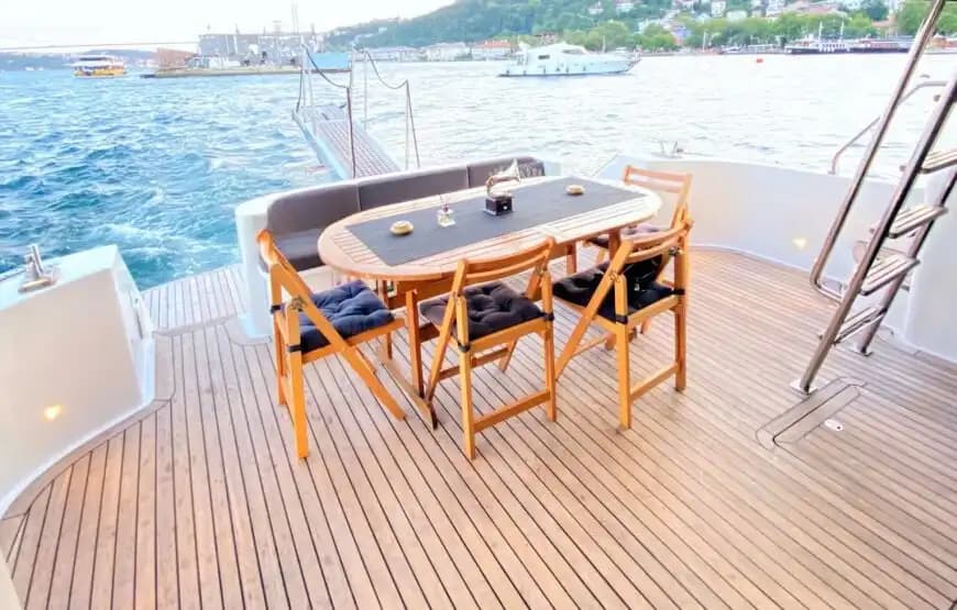 Perfect Choice for Proposals & Celebrations – 26-Person Capacity Yacht 4