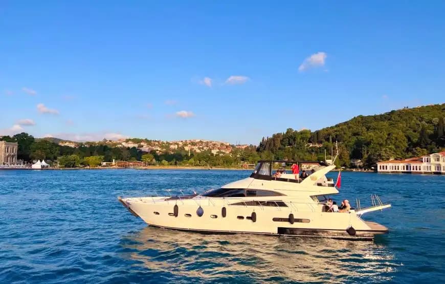Perfect Choice for Proposals & Celebrations – 26-Person Capacity Yacht 2