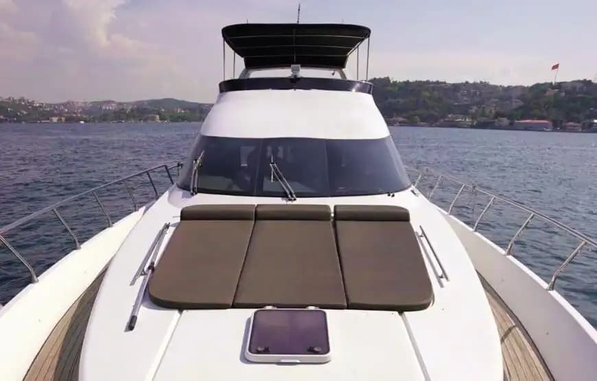 Perfect Choice for Proposals & Celebrations – 26-Person Capacity Yacht 8