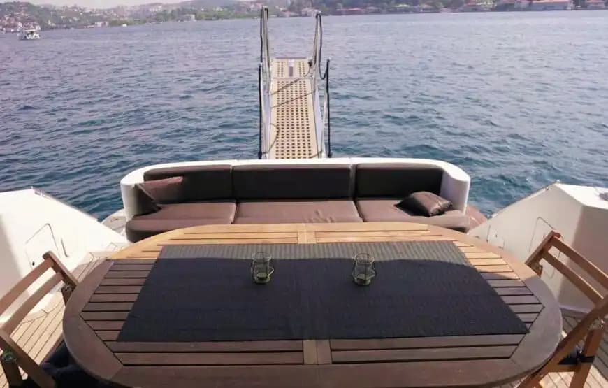 Perfect Choice for Proposals & Celebrations – 26-Person Capacity Yacht 9