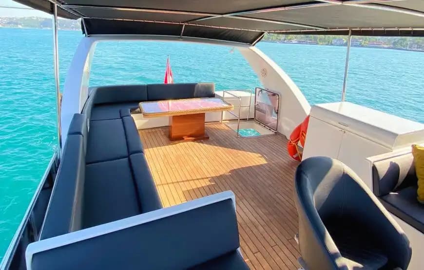 Perfect Choice for Proposals & Celebrations – 26-Person Capacity Yacht 3