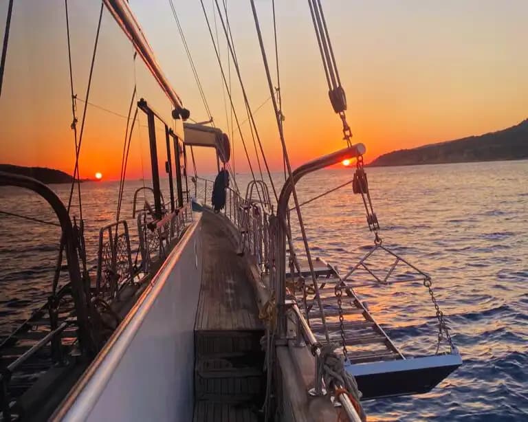 Kalkan’da 4 Kişiye Kadar Konaklama İmkanı Sunan 20 Metrelik Gulet 8