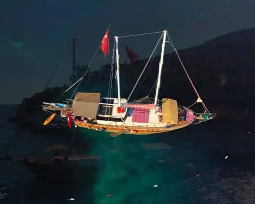 Kalkan’da 4 Kişiye Kadar Konaklama İmkanı Sunan 20 Metrelik Gulet 7