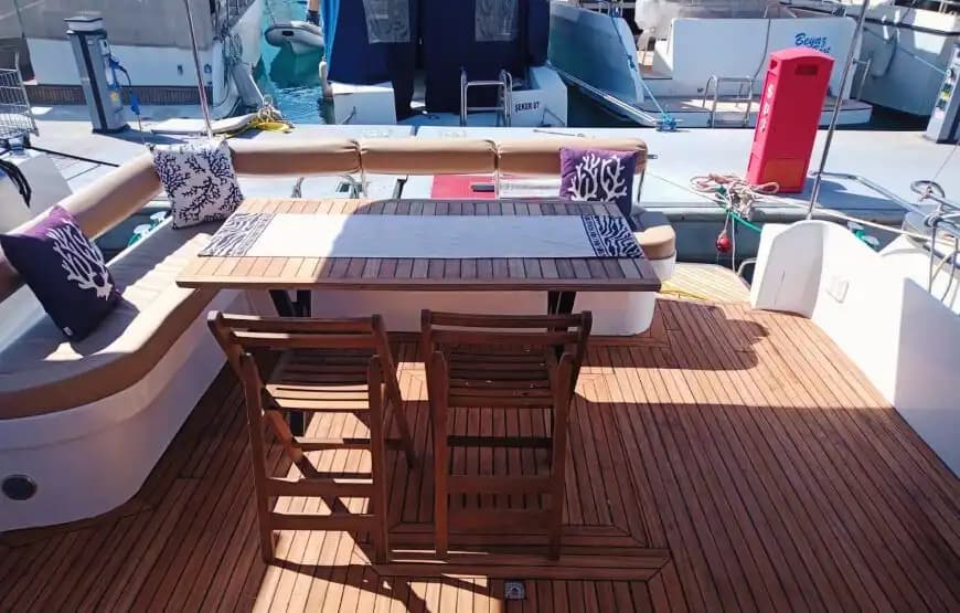 Voll ausgestattet 15-Meter Motoryacht for a Komfortabel Meer Tour 4