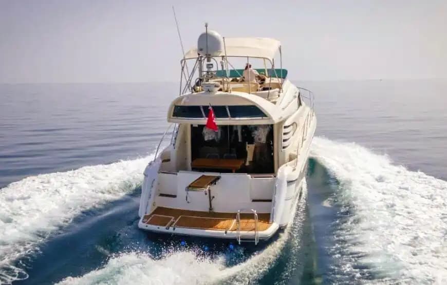 Sail Through Kemer’s Blue Gewässer on a FairLine Jacht 8