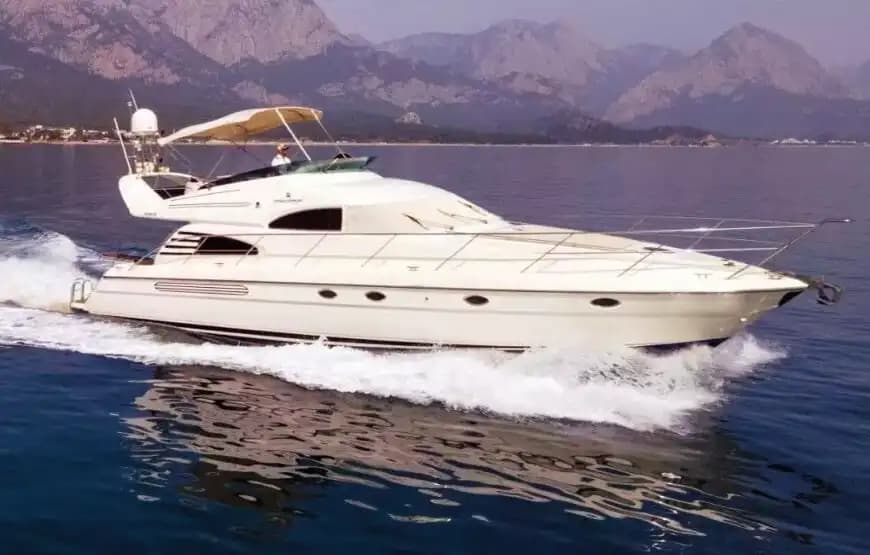 Sail Through Kemer’s Blue Gewässer on a FairLine Jacht 2