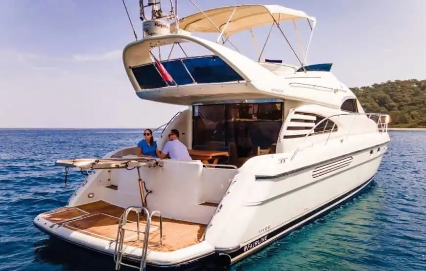 Sail Through Kemer’s Blue Gewässer on a FairLine Jacht 3