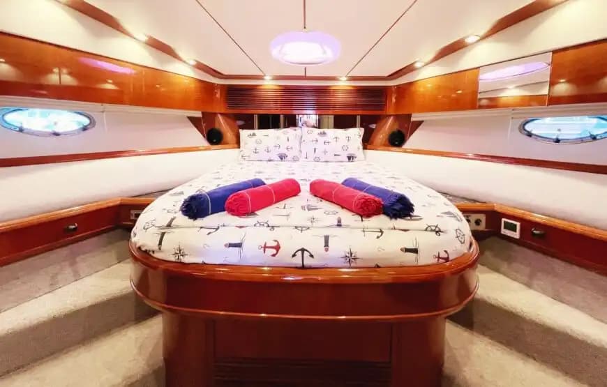 Sail Through Kemer’s Blue Gewässer on a FairLine Jacht 5