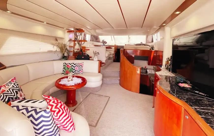 Sail Through Kemer’s Blue Gewässer on a FairLine Jacht 4