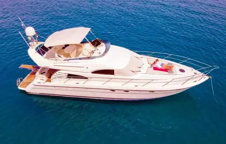 Sail Through Kemer’s Blue Gewässer on a FairLine Jacht 6
